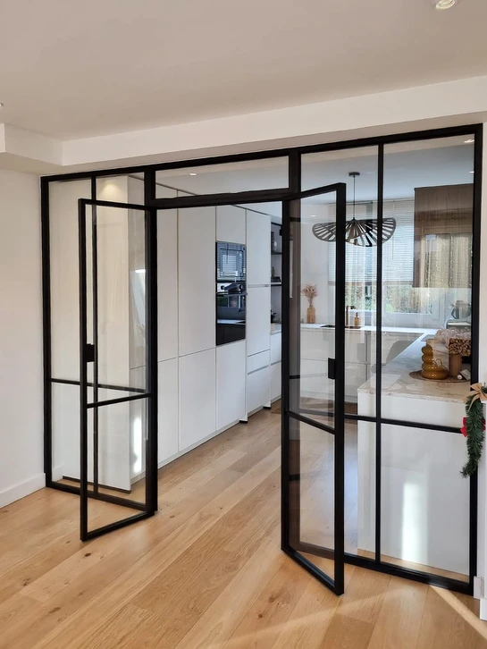 Composition professionnelle montrant les logos ou badges officiels des certifications RGE et Qualibat en évidence, avec un design épuré et moderne. Les logos doivent être clairement visibles et reconnaissables, disposés de façon équilibrée sur un arrière-plan neutre (gris clair, blanc ou beige). Une légère intégration visuelle suggérant la fiabilité et l'excellence (par exemple, des éléments graphiques subtils comme des lignes épurées, des symboles de vérification ou des éléments qui connotent la qualité) peut être incluse pour renforcer le message de confiance et de professionnalisme.