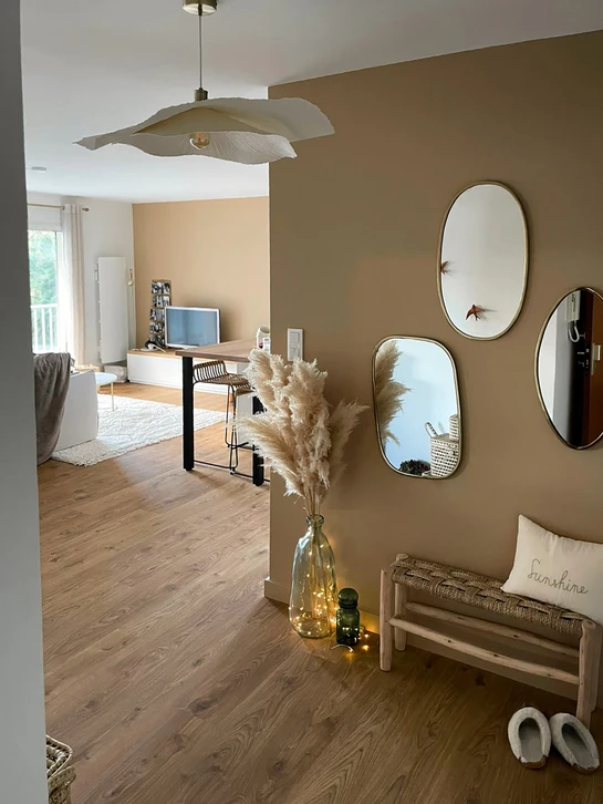 Cuisine moderne équipée avec plan de travail intégré, four encastrable avec porte vitrée, plaques de cuisson quatre feux, tiroirs de rangement, lave-vaisselle intégré